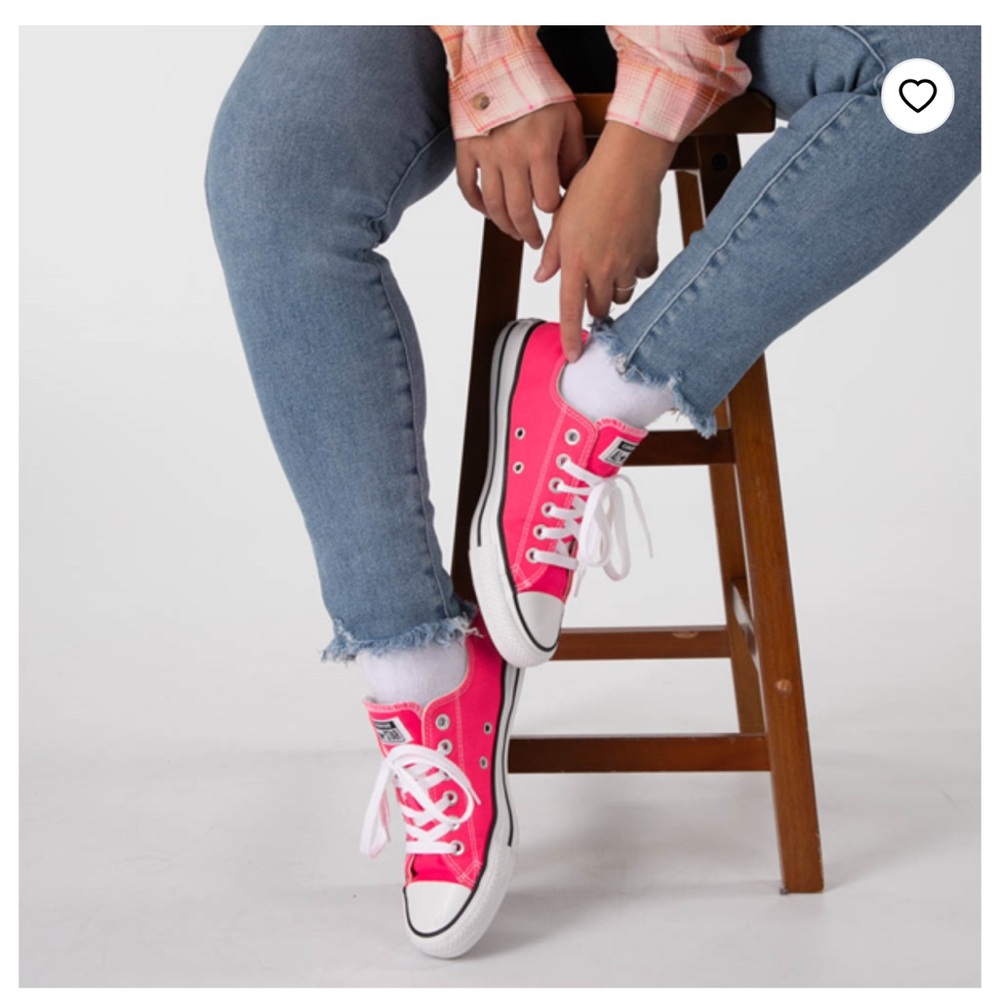 Converse Chuck Taylor low size 7 like new!